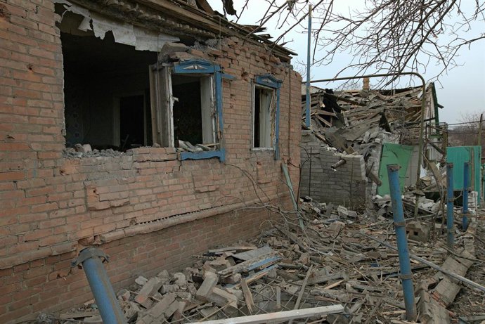 Archivo - November 26, 2024, Donetsk Region, Ukraine: DONETSK REGION, UKRAINE - NOVEMBER 26, 2024 - Private houses destroyed by Russian shelling in the village of Yasnohirka near Kramatorsk, Donetsk region, eastern Ukraine