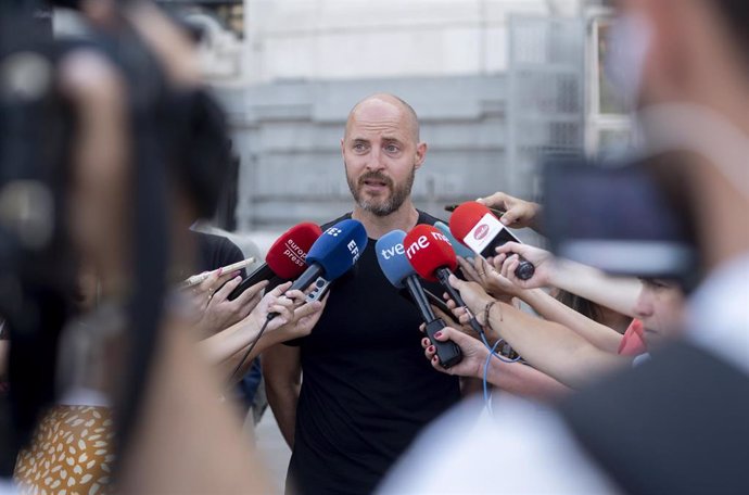 Archivo - El concejal de Medioambiente del ayuntamiento de Madrid, Ignacio Benito, atiende a medios tras un minuto de silencio convocado por el Ayuntamiento de Madrid como muestra de repulsa y condena por el asesinato de una mujer, presuntamente por viole