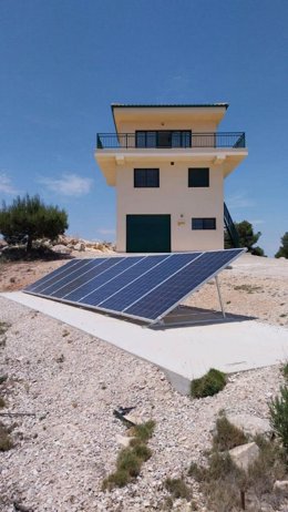 Punto de vigilancia fijo de los Agentes Medio Ambientales en el que se han instalado placas solares