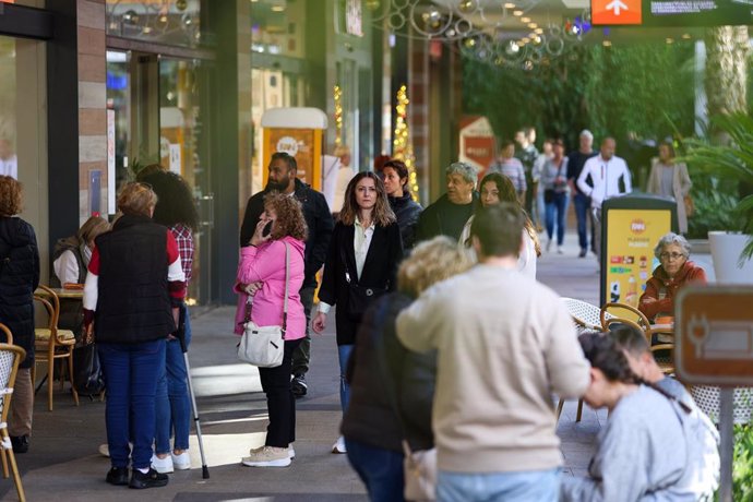 Archivo - Varias personas van de compras durante el Black Friday.