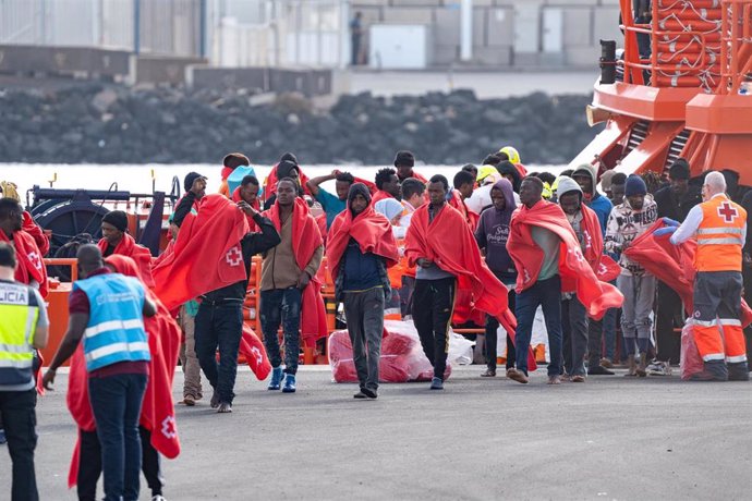 Los servicios sanitarios atienden a migrantes llegados en cayuco a Puerto Naos, a 28 de diciembre de 2024, en Arrecife, Lanzarote, Canarias (España).