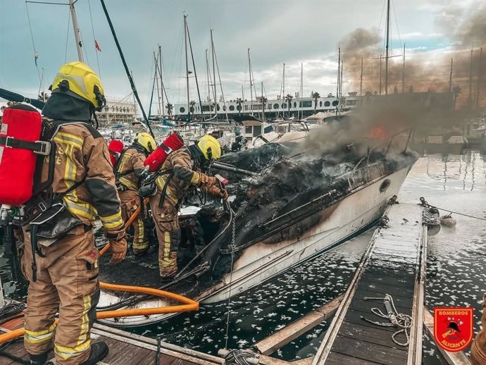 Els bombers de l'Ajuntament d'Alacant durant els treballs d'extinció de l'incendi en un vaixell d'esbarjo.