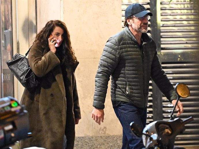 Penelope Cruz y Javier Bardem salen del cine en una céntrica sala de Madrid