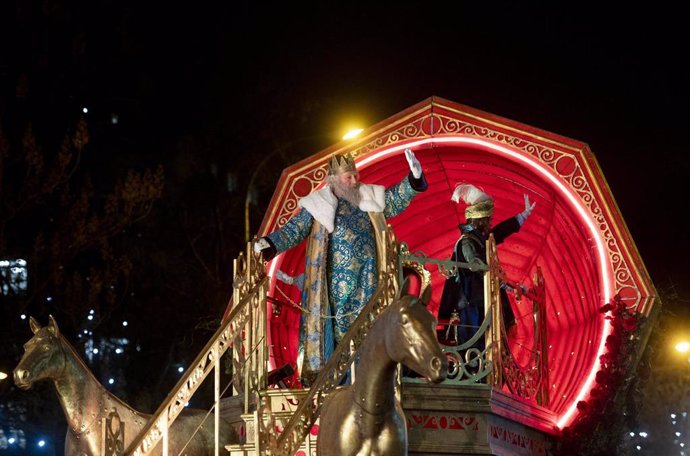 Archivo - El Rey Melchor saluda a los niños durante la cabalgata, a 5 de enero de 2024, en Madrid (España). Los Reyes Magos recorren en su tradicional cabalgata el centro de Madrid.