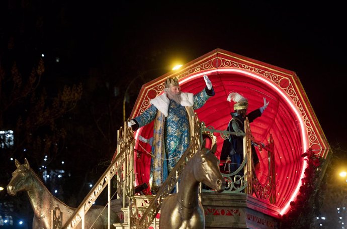 Archivo - El Rey Melchor saluda a los niños durante la cabalgata, a 5 de enero de 2024, en Madrid (España). Los Reyes Magos recorren en su tradicional cabalgata el centro de Madrid. El lema del desfile de este año es ‘El regalo de la inocencia’, como home