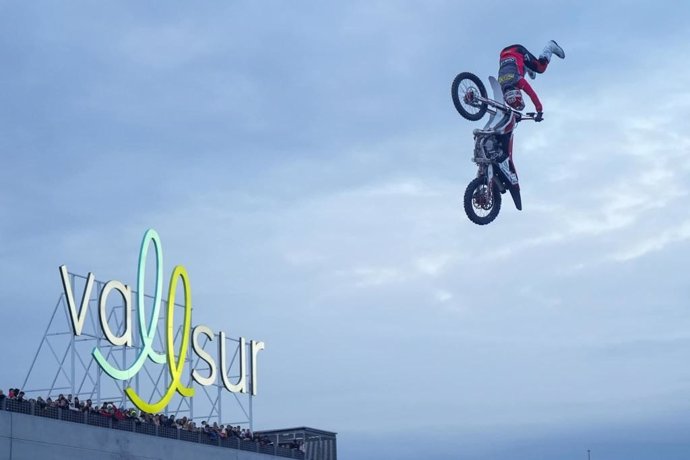 COMUNICADO: Vallsur acoge una exposición de motos clásicas y un espectáculo de freestyle con motivo de Pingüinos 2025 