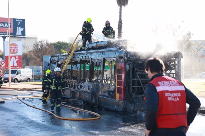 Autobús calcinado de Tusssam.