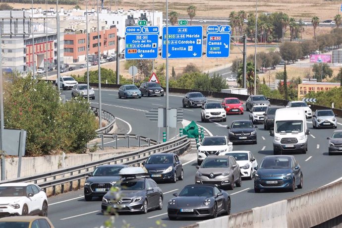 Archivo - Imagen de archivo de vehículos en el acceso a Sevilla en la operación retorno. A 30 de agosto de 2024, en Sevilla (Andalucía, España). 