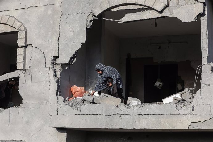 Edificio destruido por los ataques en Deir el Balá, en la Franja de Gaza