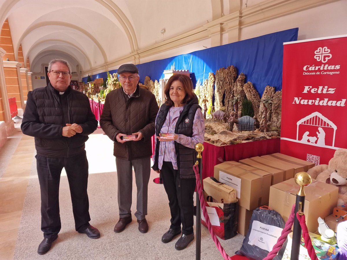 La UCAM entrega la recaudación del concierto solidario  Wonka  a Cáritas