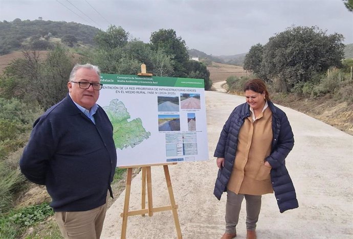 La delegada de Sostenibilidad visita las obras de mejora en la vía pecuaria de Coripe.