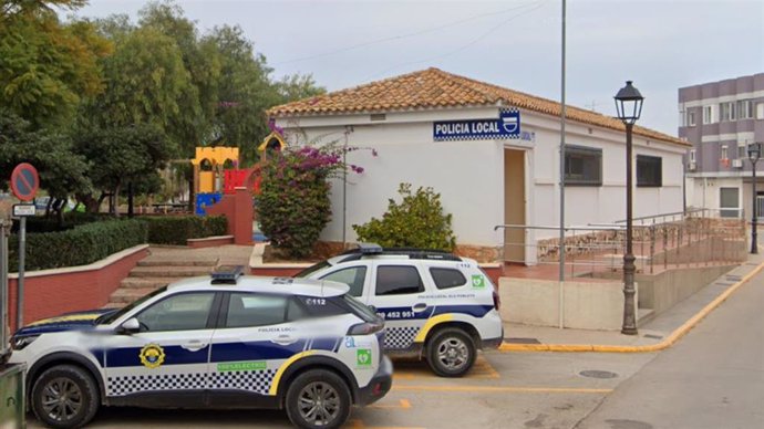 Retén de Policía Local en Els Poblets (Alicante), situado al lado del Ayuntamiento de la localidad, en una imagen de archivo.