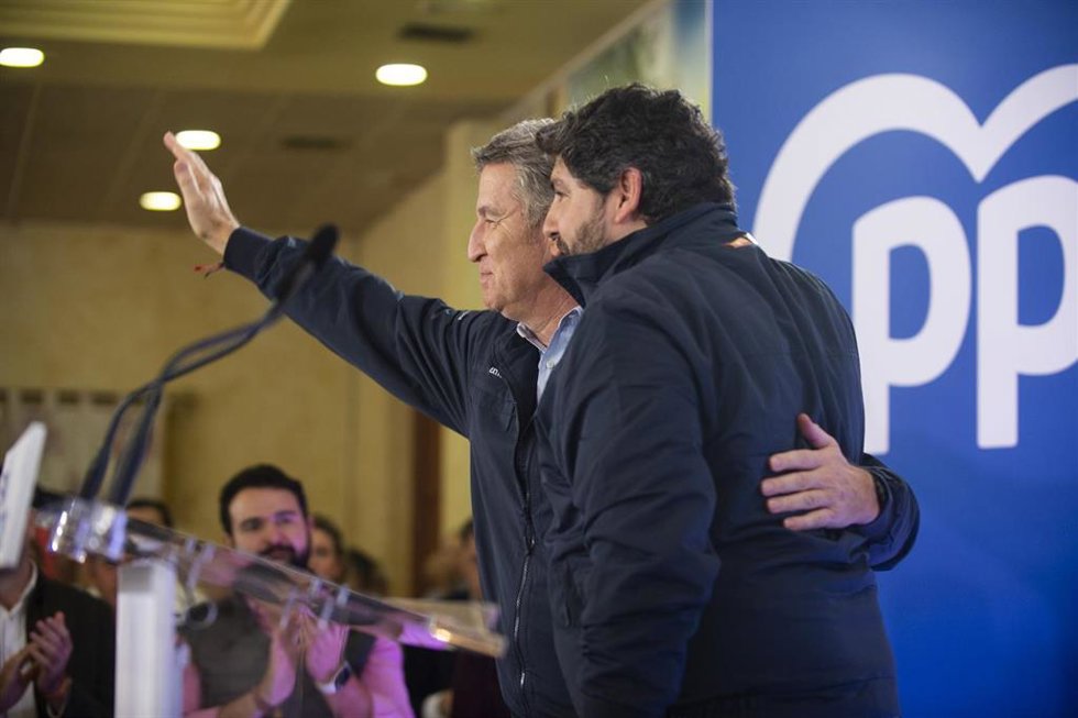 Archivo - El presidente del Partido Popular, Alberto Núñez Feijóo (i), y el presidente de la Región de Murcia y presidente del PP autonómico, Fernando López Miras (d), durante un acto con afiliados y simpatizantes, a 23 de noviembre de 2024, en Caravaca