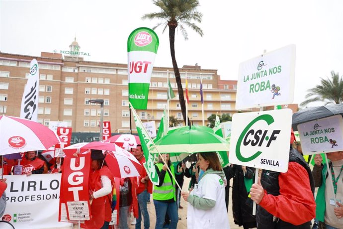 Archivo - Trabajadores y miembros de sindicatos se concentran ante el Hospital Virgen del Rocío. A 30 de octubre de 2024, en Sevilla (Andalucía, España). 