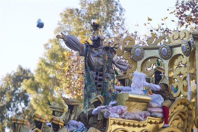 Archivo - Detalle del Rey Baltasar durante la cabalgata de SSMM Los Reyes Magos. 