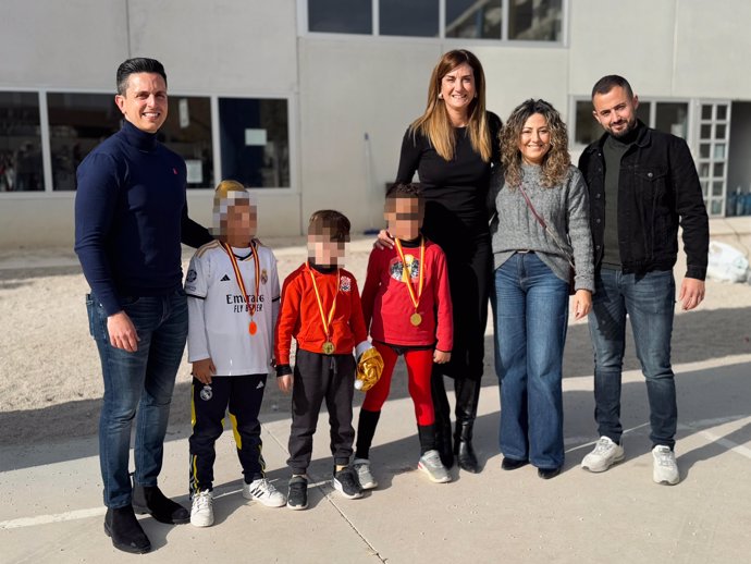 La alcaldesa, Patricia Fernández, junto con niños que participan en la Escuela de Navidad