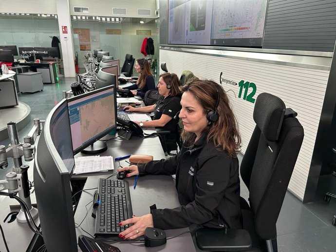 Archivo - Trabajadoras en la sala del 112 de Extremadura.