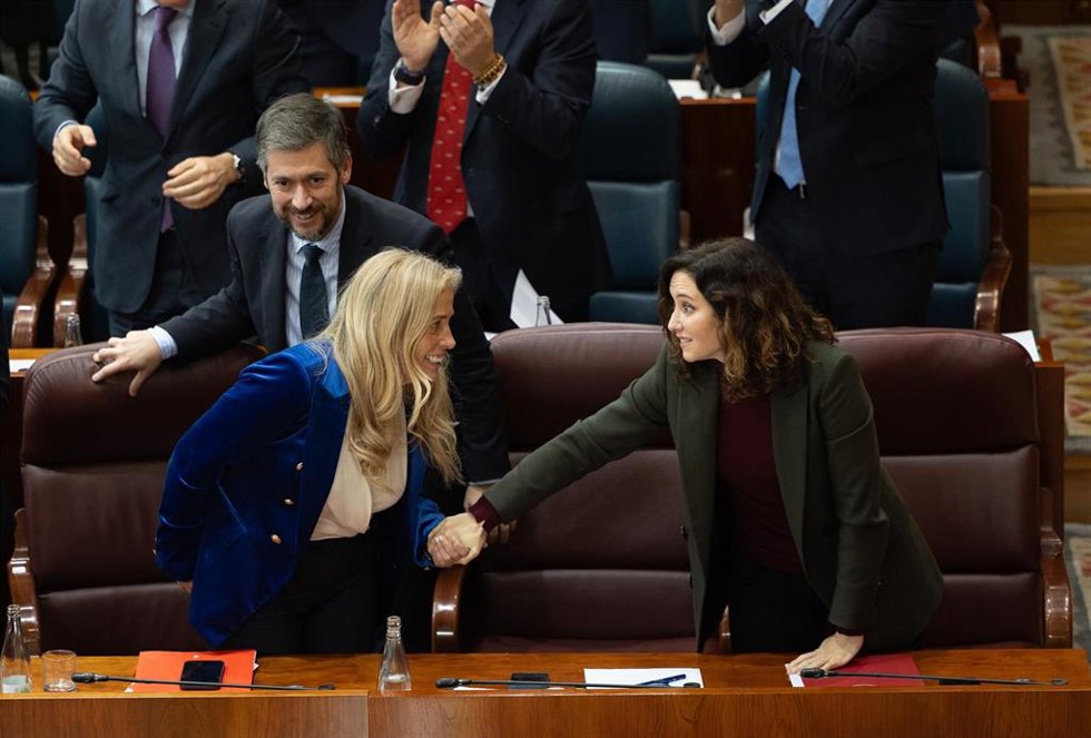 La consejera de Economía, Hacienda y Empleo, Rocío Albert (i), y la presidenta de la Comunidad de Madrid, Isabel Díaz Ayuso (d), durante una sesión plenaria, en la Asamblea de Madrid, a 20 de diciembre de 2024, en Madrid (España).