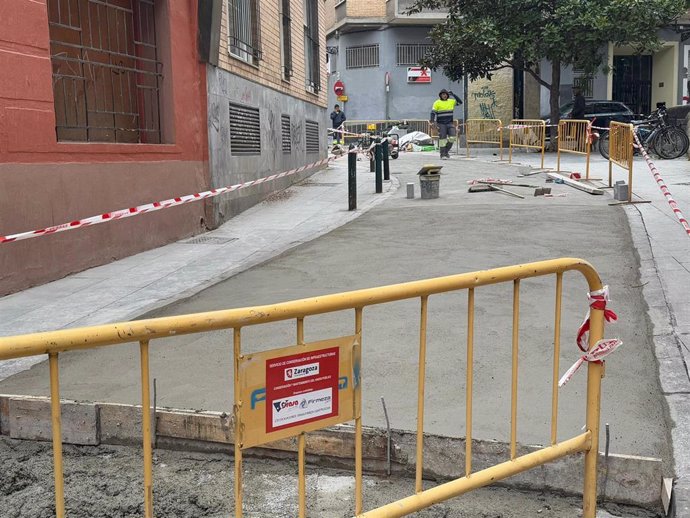 Obras en la calle Manuela Sancho del barrio de La Magdalena, en el Casco Histórico de Zaragoza.