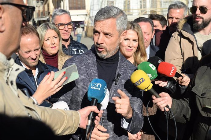 El vicesecretario de Economía del PP, Juan Bravo, atiende a los medios en Jaén.