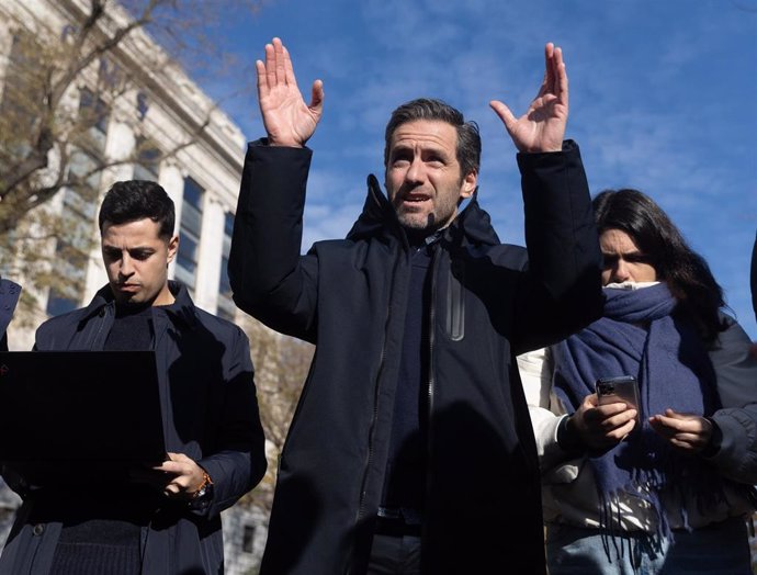 El portavoz y vicesecretario de Cultura del Partido Popular, Borja Sémper, atiende a los medios de comunicación sobre actualidad política, en la Feria Mercado de Artesanía del Paseo de Recoletos, a 2 de enero de 2025, en Madrid (España).