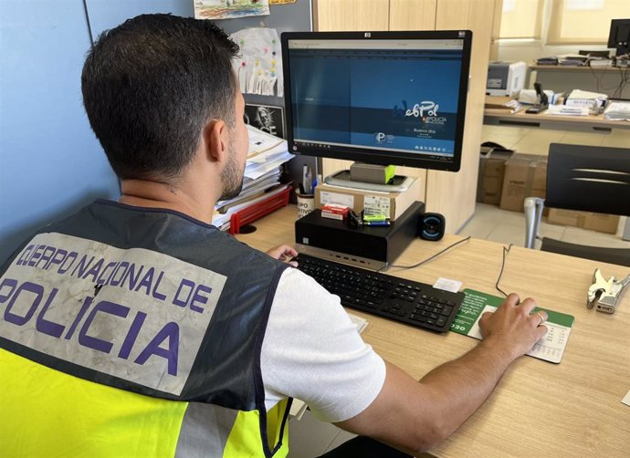 Policía Nacional en su puesto de trabajo.