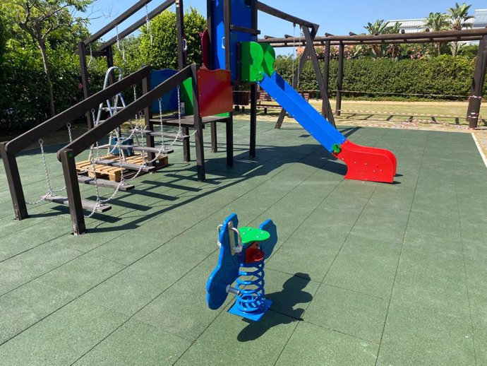 Suelo de losetas de caucho en parque infantil