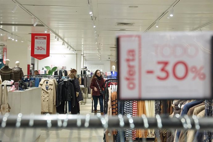 Archivo - Varias personas, en los primeros minutos de rebajas, en El Corte Inglés de la calle Preciados, a 7 de enero de 2024, en Madrid (España). 