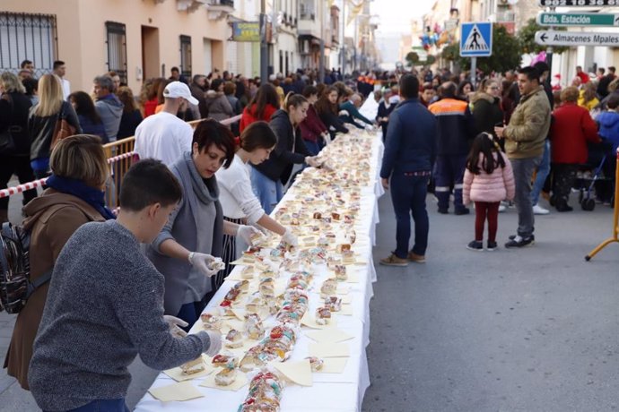 Archivo - Granada.- Un roscón solidario de más de cien metros recaudará fondos para los vecinos más desfavorecidos de Huétor Tájar