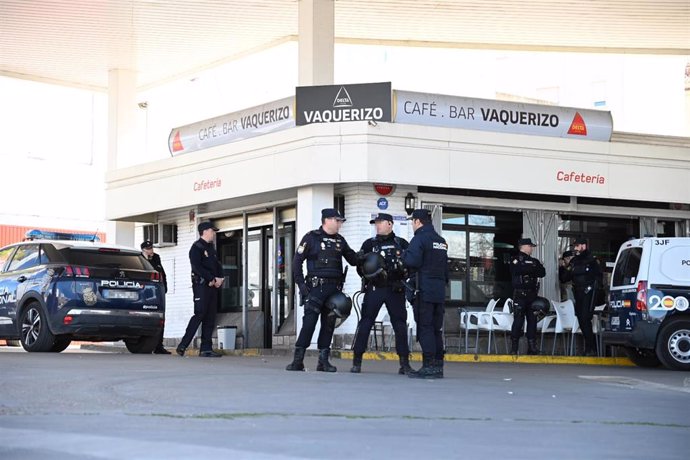 Archivo - Vehículos y agentes de la Policía Nacional junto al Bar Vaquerizo, tras el tiroteo del pasado 29 de febrero de 2024. 