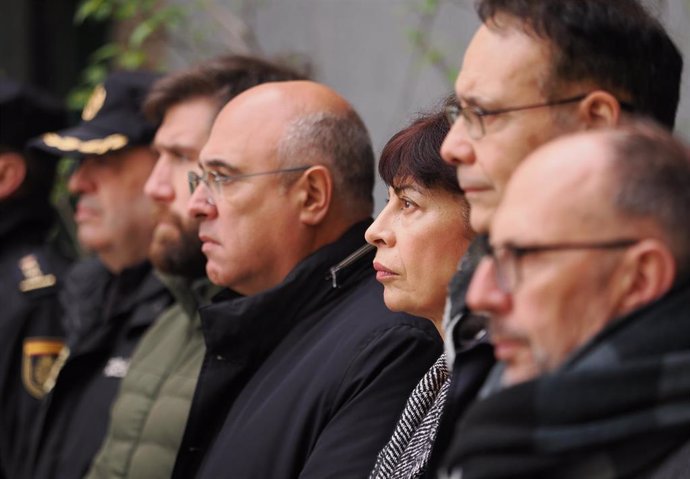 El sub delegado del Gobierno en Valladolid, Jacinto Canales (i), y la ministra de Igualdad, Ana Redondo, durante un minuto de silencio en repulsa por el último asesinato por violencia de género, en la Delegación de Gobierno de Castilla y León.