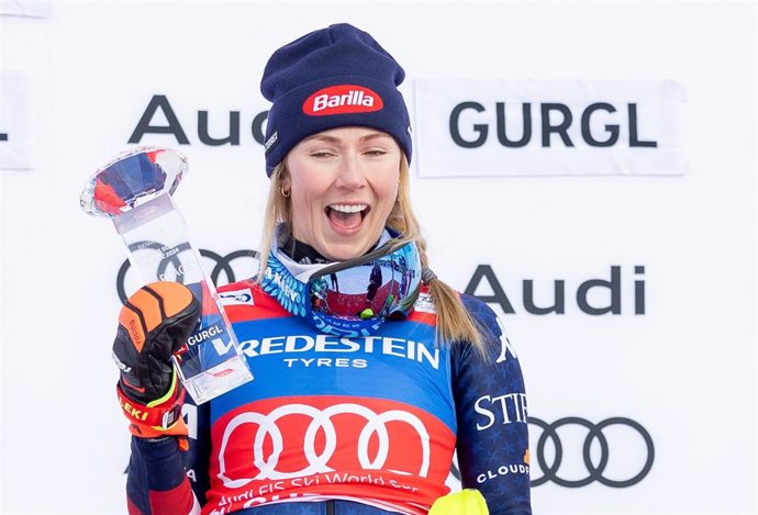 Archivo - La esquiadora americana Mikaela Shiffrin celebra en el podio.