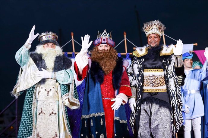 Archivo - Los Reyes Magos saludan a los niños a su llegada a Palma de Mallorca.