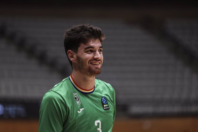 Archivo - Pep Busquets of Joventut Badalona looks on during the BKT EuroCup, match played between Joventut Badalona and Buducnost VOLI Podgorica at Palau Blaugrana on November 13, 2024 in Badalona, Spain.