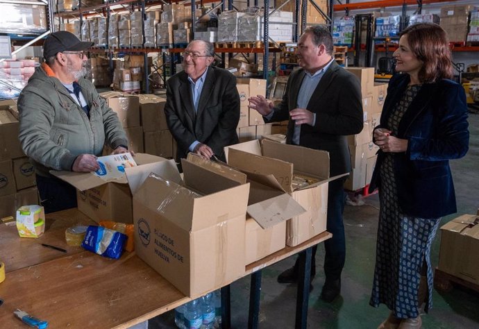 Visita del presidente de la Diputación de Huelva, David Toscano, al Banco de Alimentos.