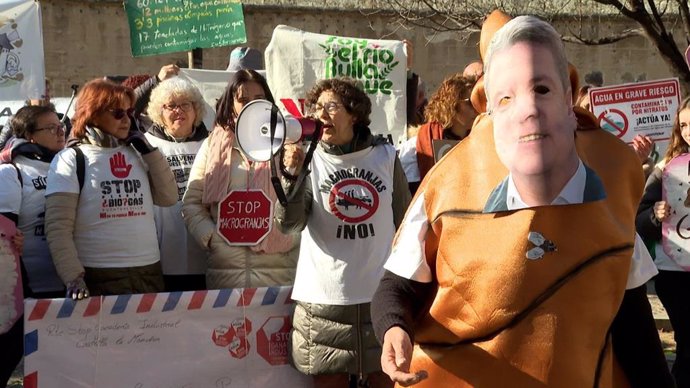 Integrantes de Stop Ganadería Industrial protestan ante el Palacio de Fuensalida.