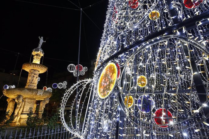 Archivo - Imagen de archivo de alumbrado de Navidad en Granada.