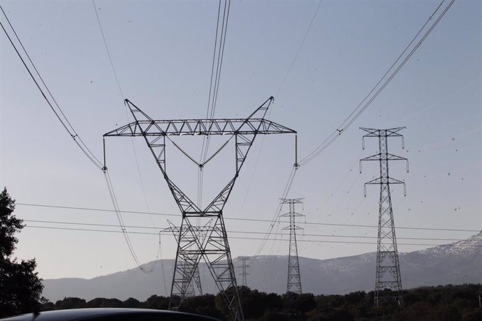 Archivo - Electricidad, energía, cables, torres eléctricas, corriente