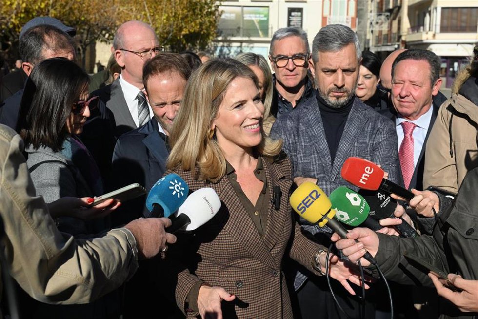 La vicesecretaria de Política Municipal del PP-A, Ana Mestre, atiende a los medios en Jaén.