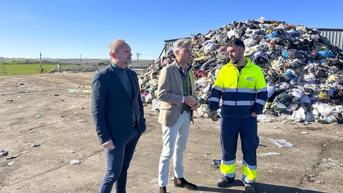 El delegado de Infraestructuras, Sostenibilidad y Agricultura de la Diputación de Córdoba y presidente de Epremasa, Andrés Lorite (centro), visita la planta de Dos Torres.