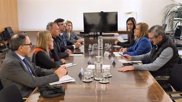 Reunión entre el presidente de la Confederación Empresarial Valenciana (CEV), Salvador Navarro; la delegada del Gobierno en la Comunitat, Pilar Bernabé, y el comisionado para la reconstrucción tras la dana, José María Ángel