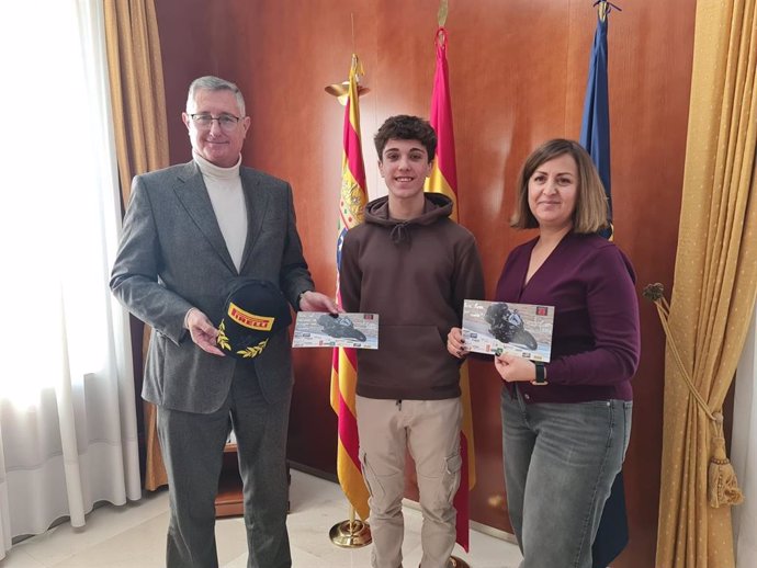 El consejero de Medio Ambiente y Turismo del Gobierno de Aragón, Manuel Blasco; el piloto Gonzalo Sánchez; y la delegada territorial de la DGA en Teruel, Rosa Sánchez.