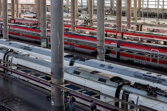 Varios trenes durante la segunda operación salida por Navidad, en la estación de tren de Atocha-Almudena Grandes, a 27 de diciembre de 2024, en Madrid (España).