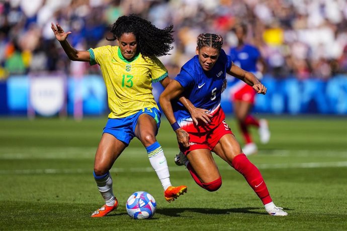 Archivo - La lateral brasileña Yasmim Assis pugna con Trinity Rodman en la final olímpica de Paris 2024 entre Brasil y Estados Unidos