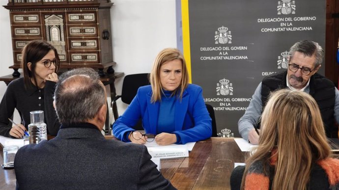 La delegada del Gobierno en la Comunitat Valenciana, Pilar Bernabé, en una reunión con el comisionado para la reconstrucción tras la dana, José María Ángel; el presidente de la Confederación Empresarial Valenciana (CEV), Salvador Navarro