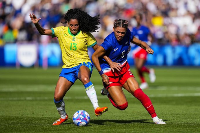 Archivo - Yasmim Assis of Brazil and Trinity Rodman of United States in action during Women's Gold Medal Match of the Football between Brazil and United States on Parc des Princes during the Paris 2024 Olympics Games on August 10, 2024 in Paris, France.