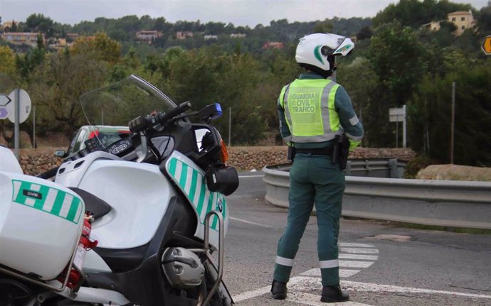 Archivo - Agente de la Guardia Civil de Tráfico.