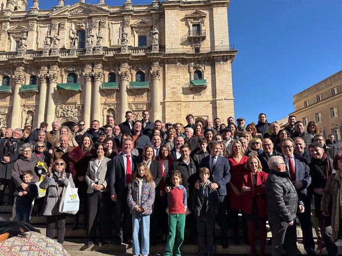 Foto de familia del PSOE arropando a Julio Millán tras ser investido como alcalde de Jaén con la moción de censura contra el PP.