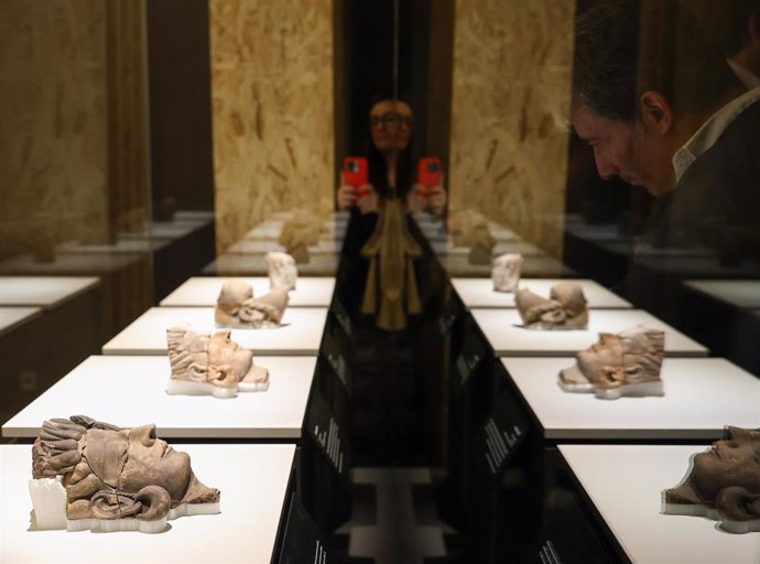 Archivo - Personas observando durante la inauguración de la Sala de Novedades Arqueológicas del Museo Arqueológico Nacional con la exposición 'Rostros del Turuñuelo', en la Sala de Novedades Arqueológicas, a 11 de noviembre de 2024, en Madrid (España). La