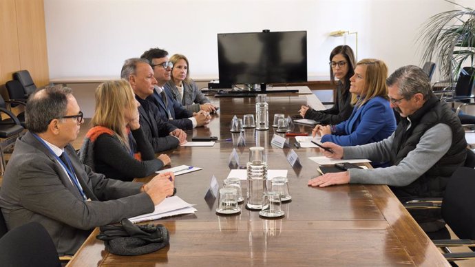 Reunió entre el president de la Confederació Empresarial Valenciana (CEV), Salvador Navarro; la delegada del Govern a la Comunitat, Pilar Bernabé, i el comissionat per a la reconstrucció després de la dana, José María Ángel